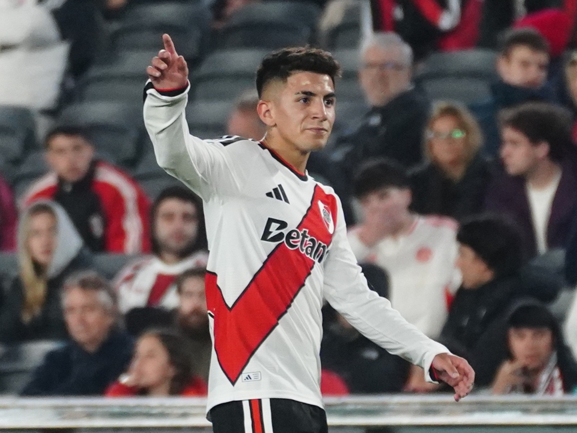 Almada en River: murmullos, Riquelme y Superclásico en la Bombonera