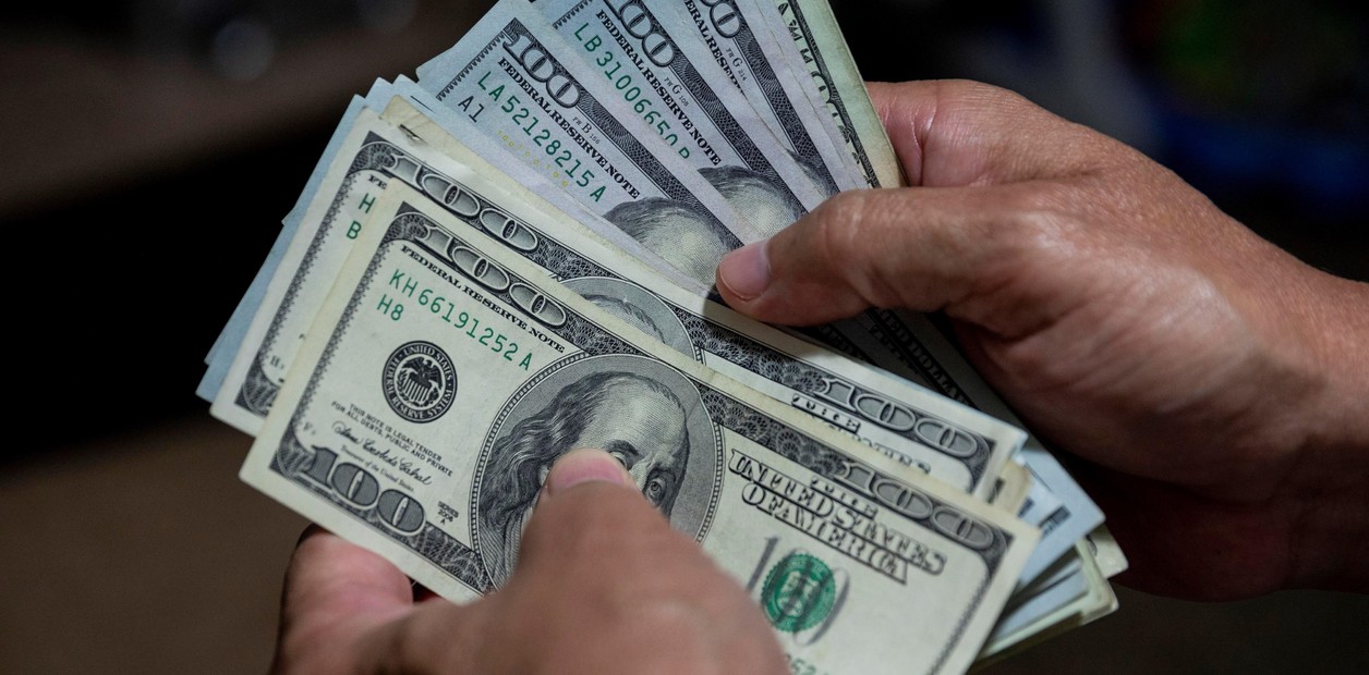 Dólar tarjeta hoy en AMBA: cotiza a $2.028 este 28 de octubre