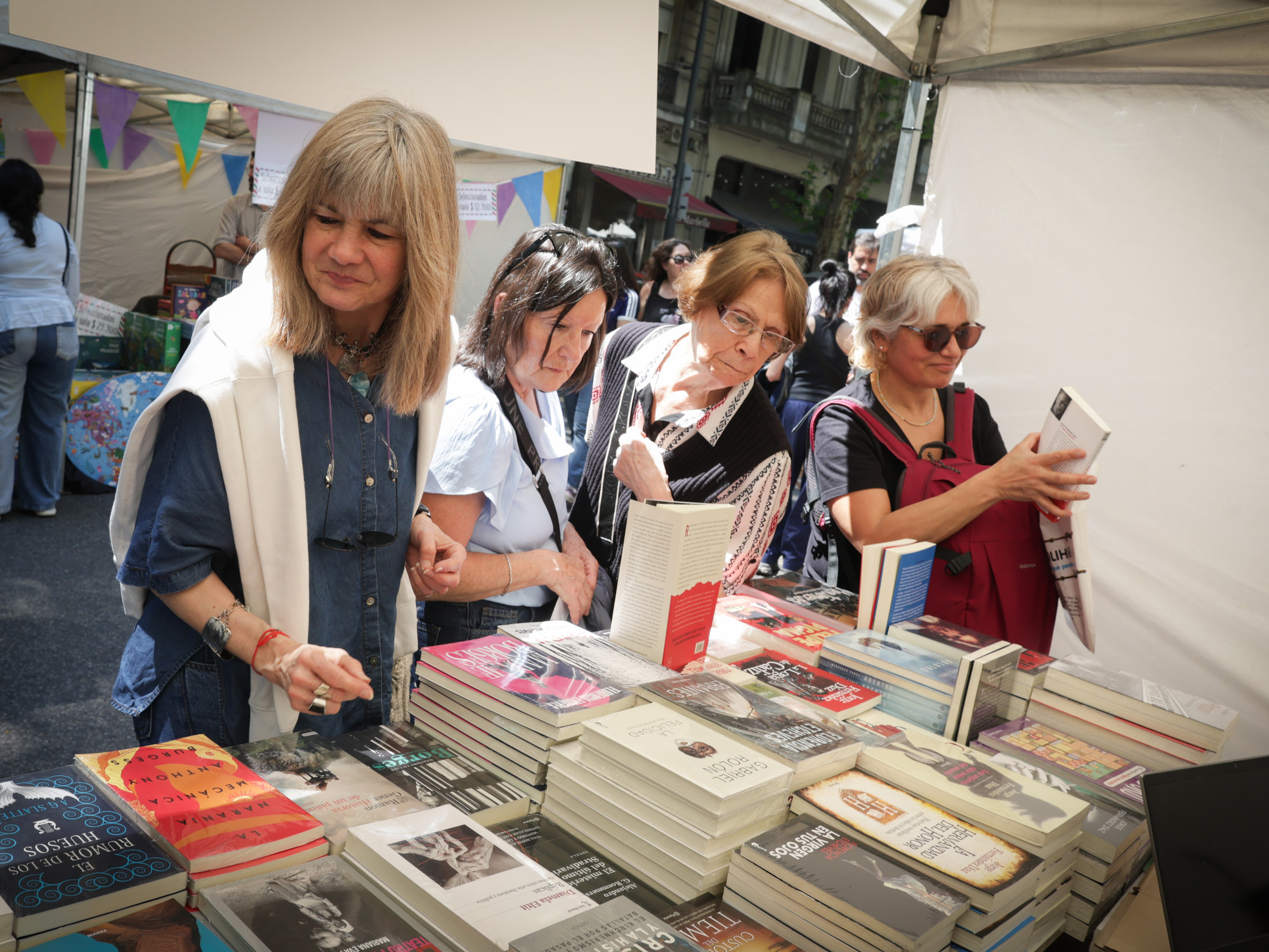 Feria de Oportunidad en Avenida de Mayo: libros baratos, sol y público en CABA