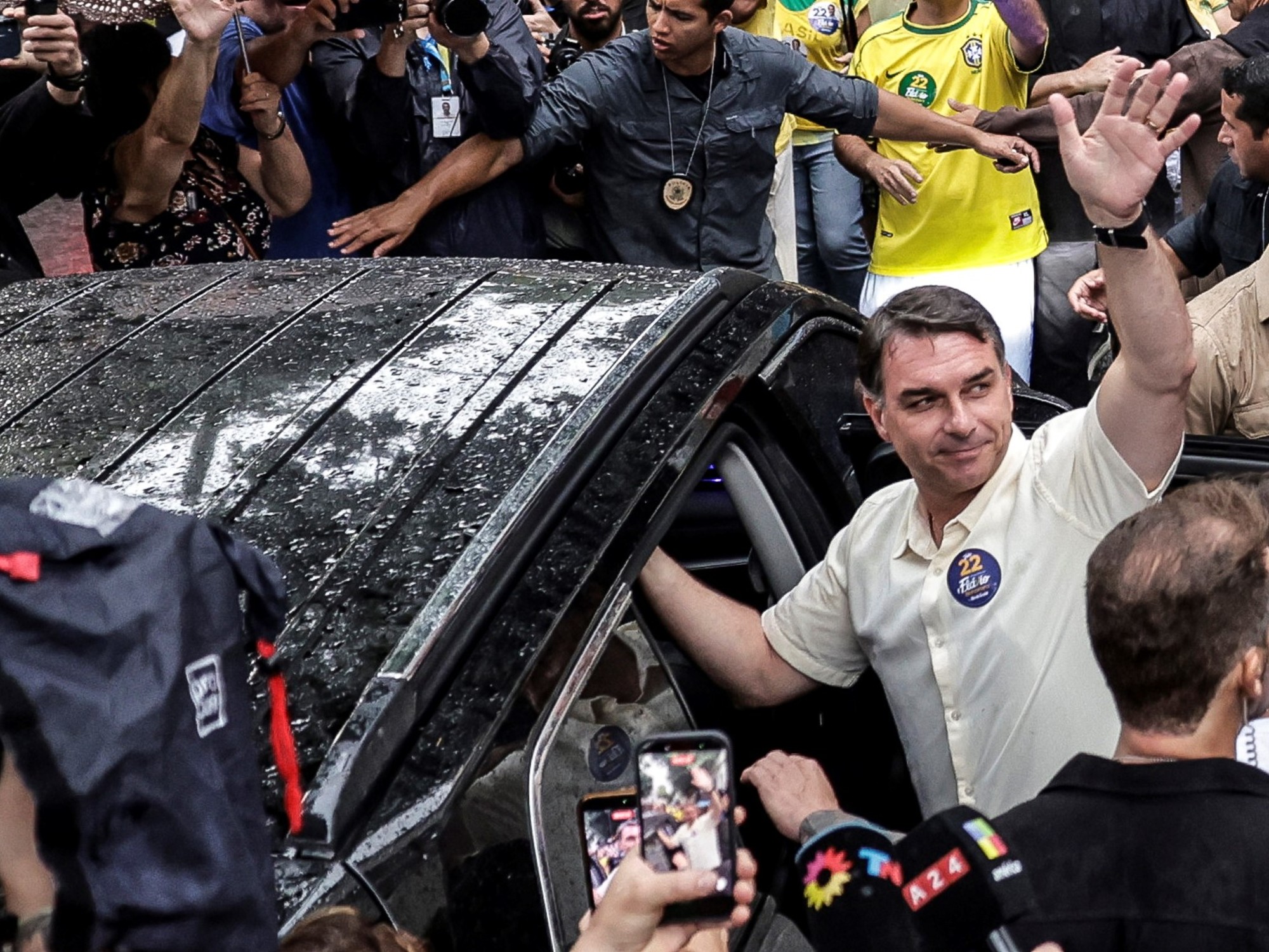 Flávio Bolsonaro huyó de Brasil y pasó por Argentina rumbo a Miami