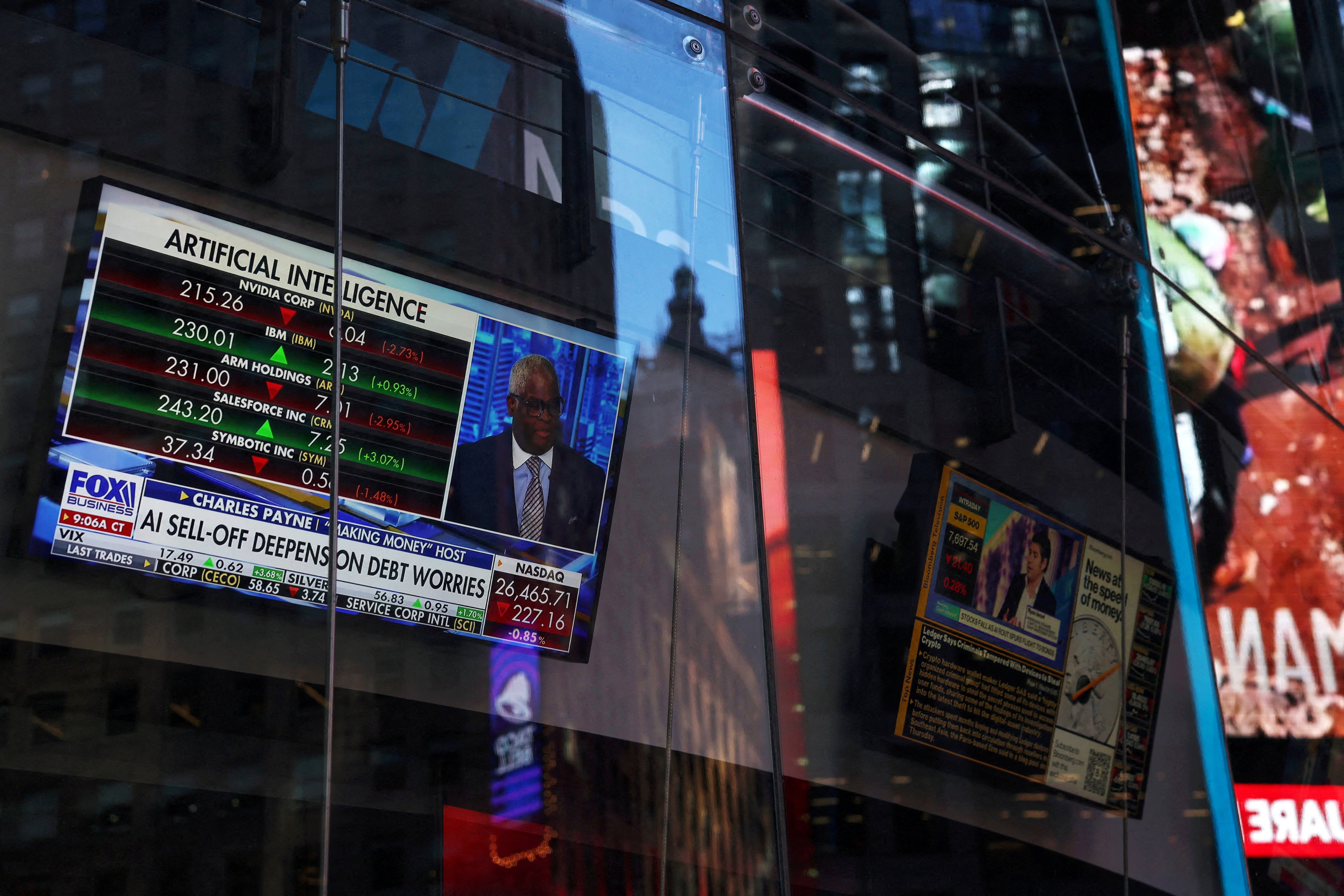 Wall Street cae por dudas sobre IA: Nasdaq -3,02%, Intel -30% y gasto en IA